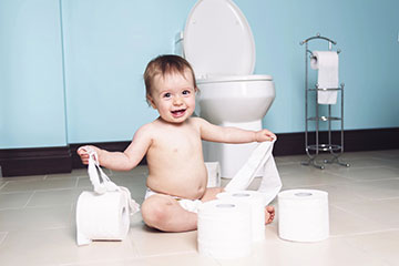 Dítě hrající si s toaletním papírem